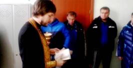 Отец Виктор благословляет островных игроков Пресс-служба клуба &quotСахалин&quot