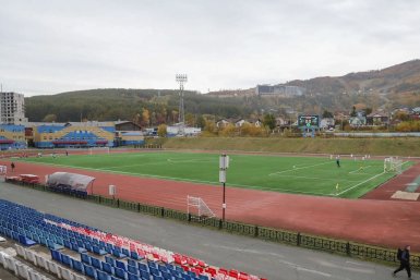 Футбольное поле стадиона "Спартак" в Южно-Сахалинске открыли после реконструкции