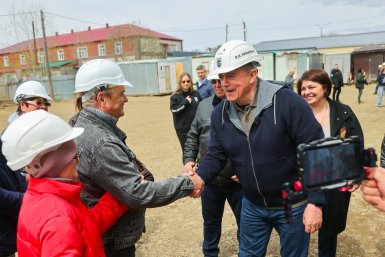 Валерий Лимаренко проинспектировал ход строительства двух многоквартирных домов в Смирных пресс-служба правительства Сахалинской области