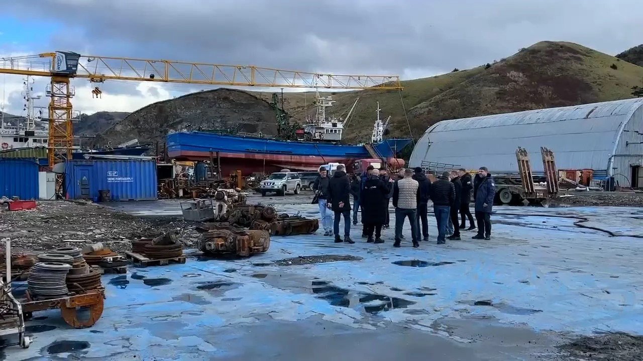 Валерий Лимаренко на рыбокомбинате &quotОстровной&quot в селе Малокурильское пресс-служба правительства Сахалинской области